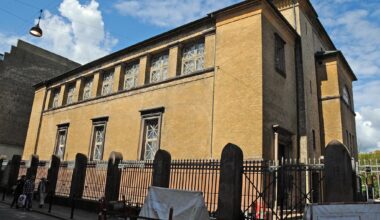 Krigeriske bønner i synagogen bliver kritiseret af jøder - Danske jøder har kritiseret, at synagogen i Krystalgade beder til Israels hær, mens Israel begår folkedrab på palæstinenserne.