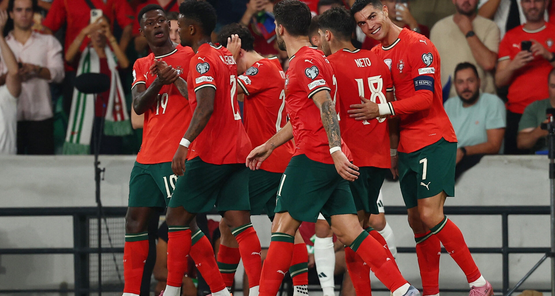 Só faltam 52 golos. Cristiano Ronaldo 'enlouqueceu' Portugal após recorde