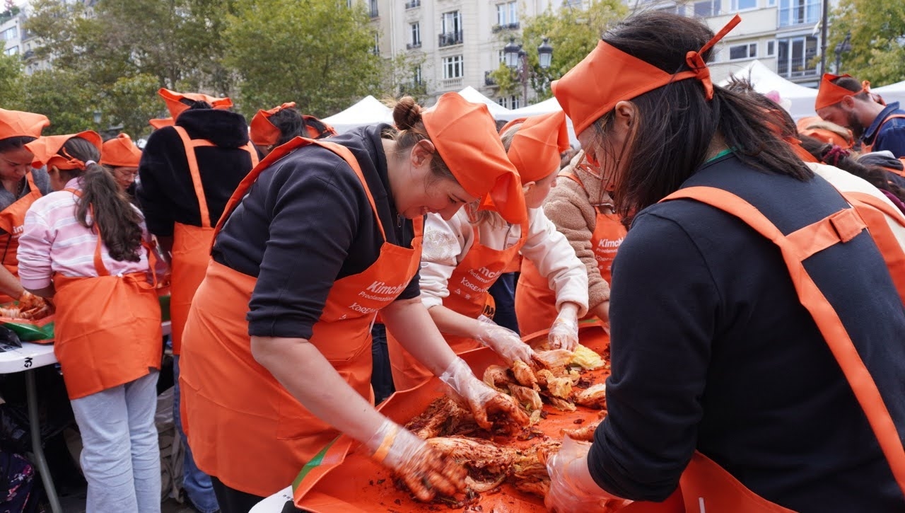 Participants in the 2025 Korean Expo in Paris make kimchi on Oct. 4. (Daesang)