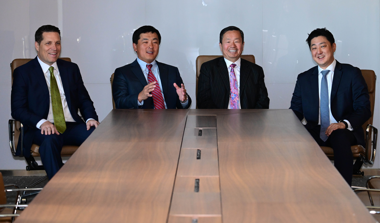 (From left) University of Missouri Board of Curators Chair Todd Graves, Missouri House Speaker Jonathan Patterson, UM System President Mun Choi and Kim Sung-soo, adjunct professor at Yonsei University, speak during an interview with The Korea Herald on Wednesday at Dragon City Hotel in Yongsan-gu, Seoul. (Lee Sang-sub/The Korea Herald)