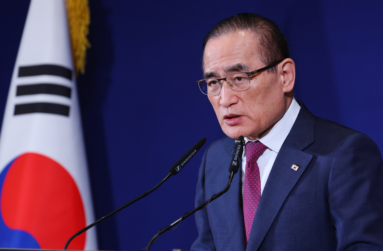National Security Adviser Wi Sung-lac briefs on President Lee Jae Myung's attendance to the Association of Southeast Asian Nations summit during a press briefing in Kuala Lumpur, Malaysia, on Sunday. (Yonhap)