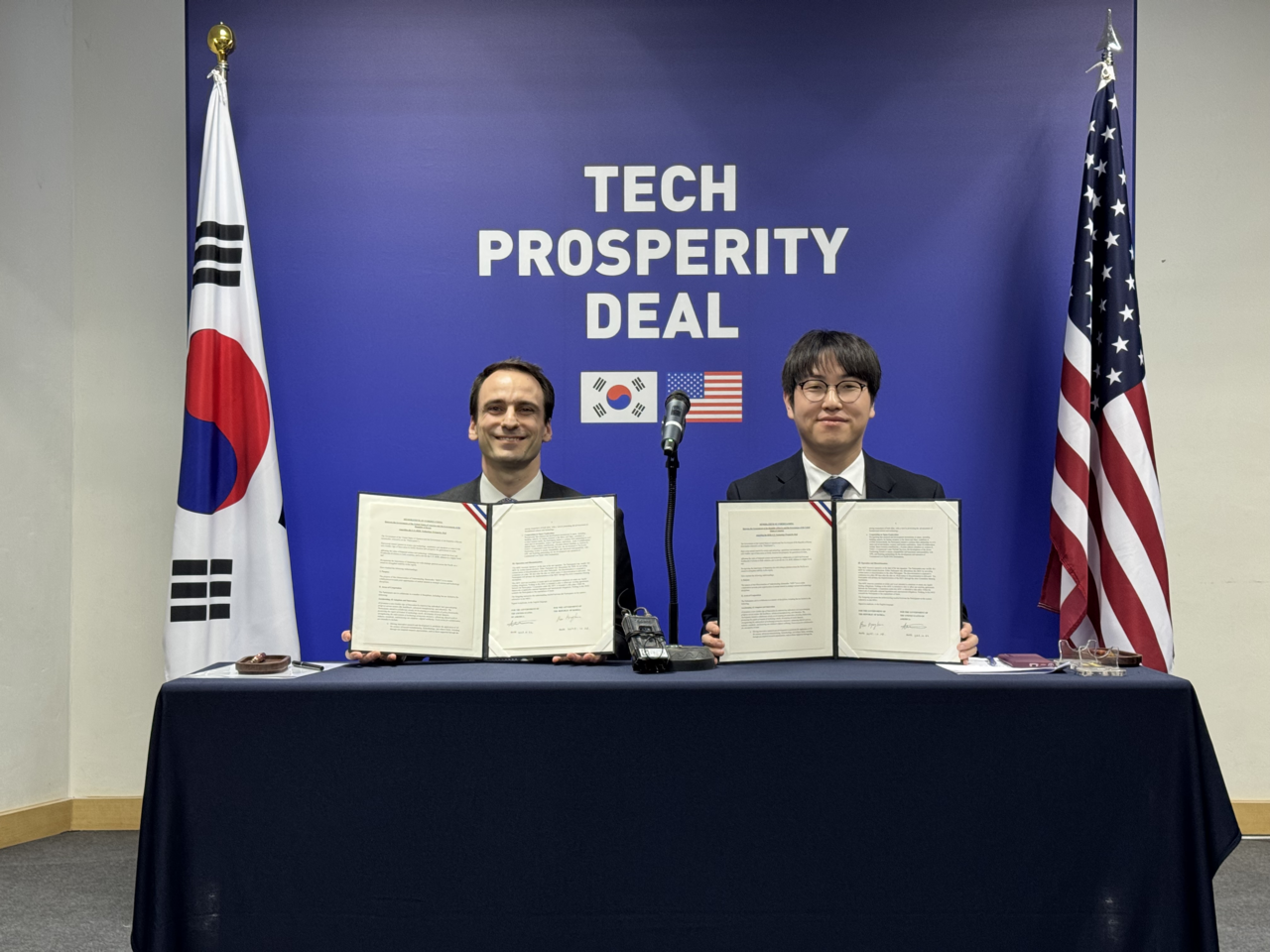 Ha Jung-woo (right), South Korea's senior presidential secretary for AI and future planning, and Michael Kratsios, director of the US' White House Office of Science and Technology Policy, pose for a photo during the signing ceremony of a technology pact in Gyeongju, North Gyeongsang Province, Wednesday. (Ministry of Science and ICT)