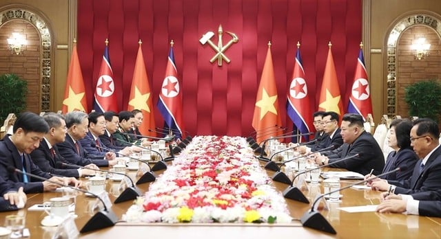 The Vietnamese and DPRK top leaders hold official talks in Pyongyang on October 9, 2025. Photo courtesy of Vietnam News Agency.