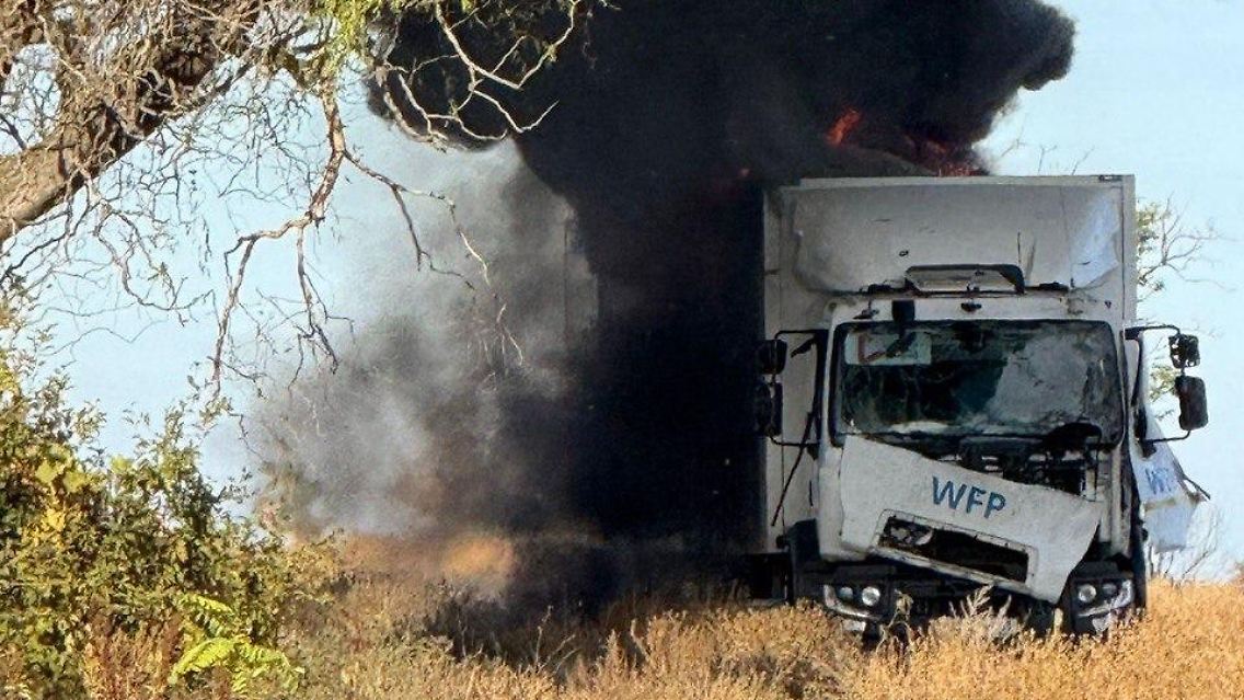 Der Gouverneur von Cherson, Oleksandr Prokudin, veröffentlichte bei Telegram ein Foto, das einen brennenden Lastwagen mit WFP-Logo zeigt.