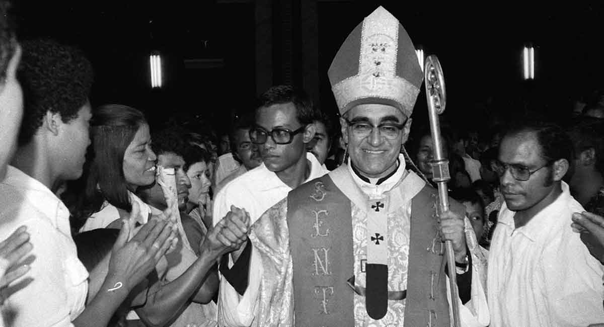 oscar romero celebrating mass