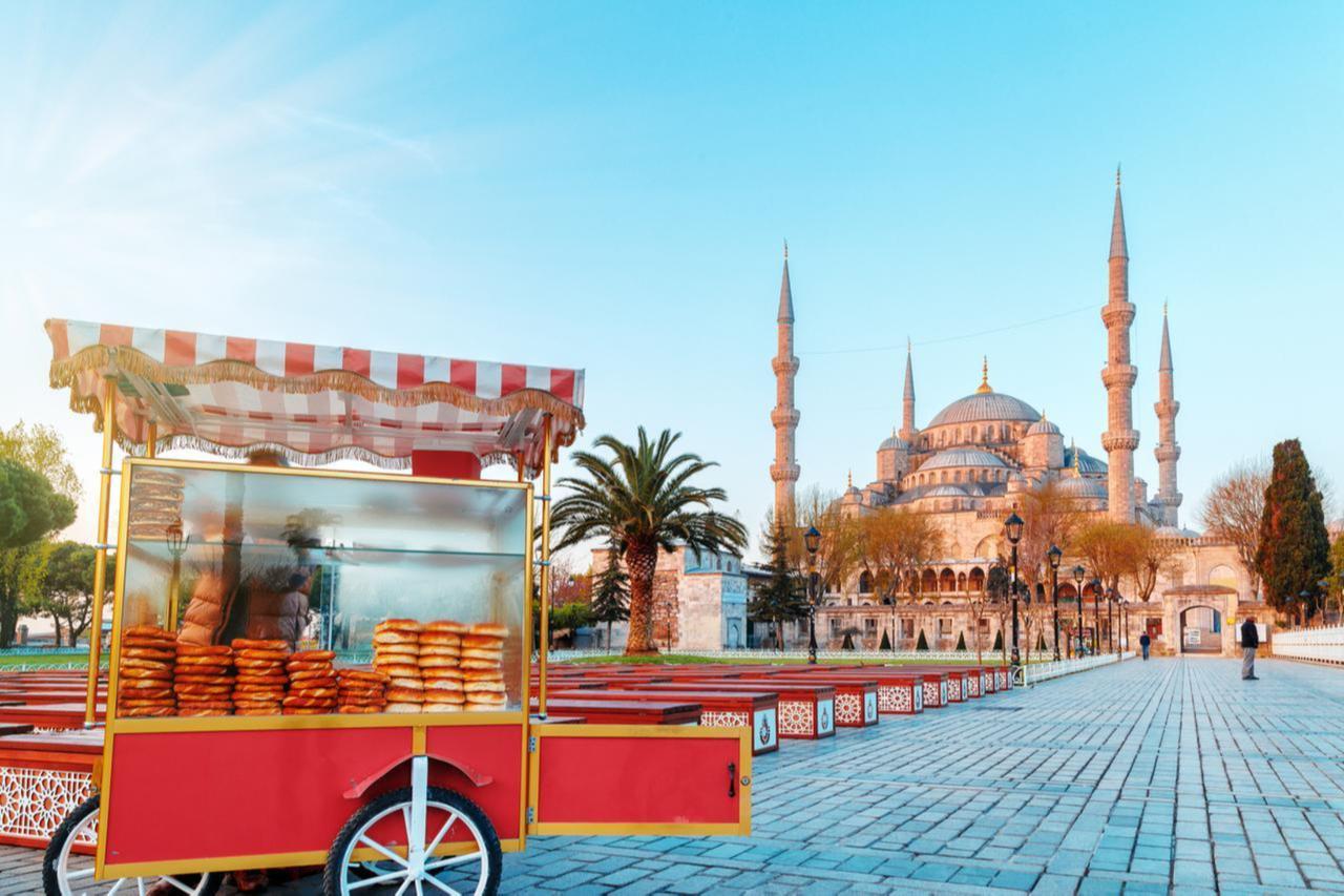 A street vendor’s simit cart stands in front of the Blue Mosque in Istanbul, Türkiye. (Adobe Stock Photo)