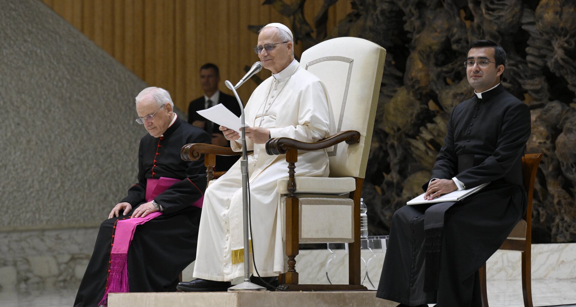 ‘Don’t let the algorithm write your story,’ Pope Leo XIV exhorts young people