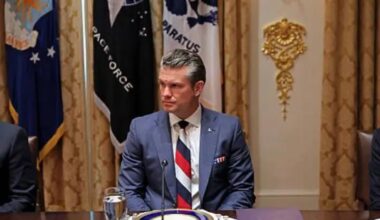 Nothing to see here. Just the US Minister of Defence wearing a tie with the Russian flag at a dinner with Zelensky in a building that looks more like a Romanian brothel every day.