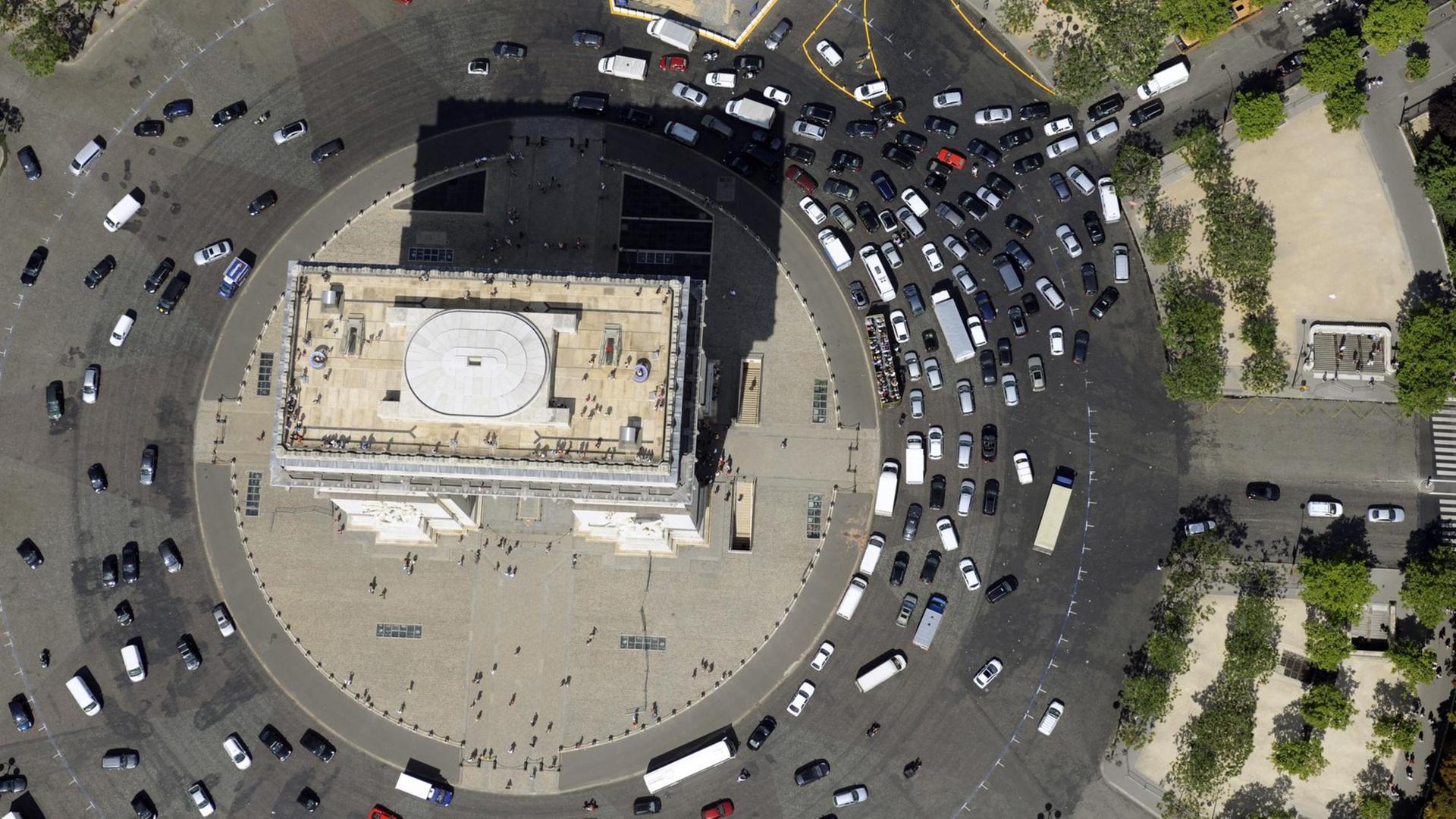 Senkrechter Blick aus der Luft: Autos fahren im Kreis um den Arc de Triomphe herum. Senkrechter Blick aus der Luft: Autos fahren im Kreis um den Arc de Triomphe herum.