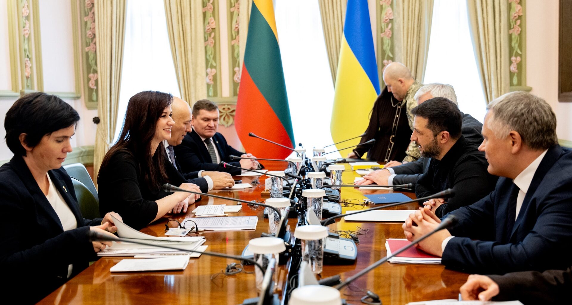 Kyjive viešinti premjerė pristatė pagalbos nuo karo nukentėjusiems ukrainiečių vaikams iniciatyvą