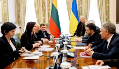 Kyjive viešinti premjerė pristatė pagalbos nuo karo nukentėjusiems ukrainiečių vaikams iniciatyvą