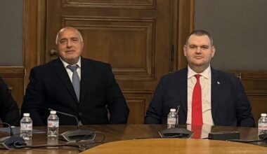 Най-после ГЕРБ и ДПС на Пеевски се събраха официално и обявиха, че го правят за „пълен мандат на управление и изпълнение на ангажиментите за евроатлантическата ориентация на България“. Снимките са от фейсбук страницата на ГЕРБ, а в съобщението ГЕРБ са споменати веднъж, а ДПС-НОВО НАЧАЛО - три пъти.