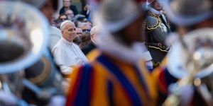 Pope witnesses majestic swearing-in of Swiss Guards (photos)