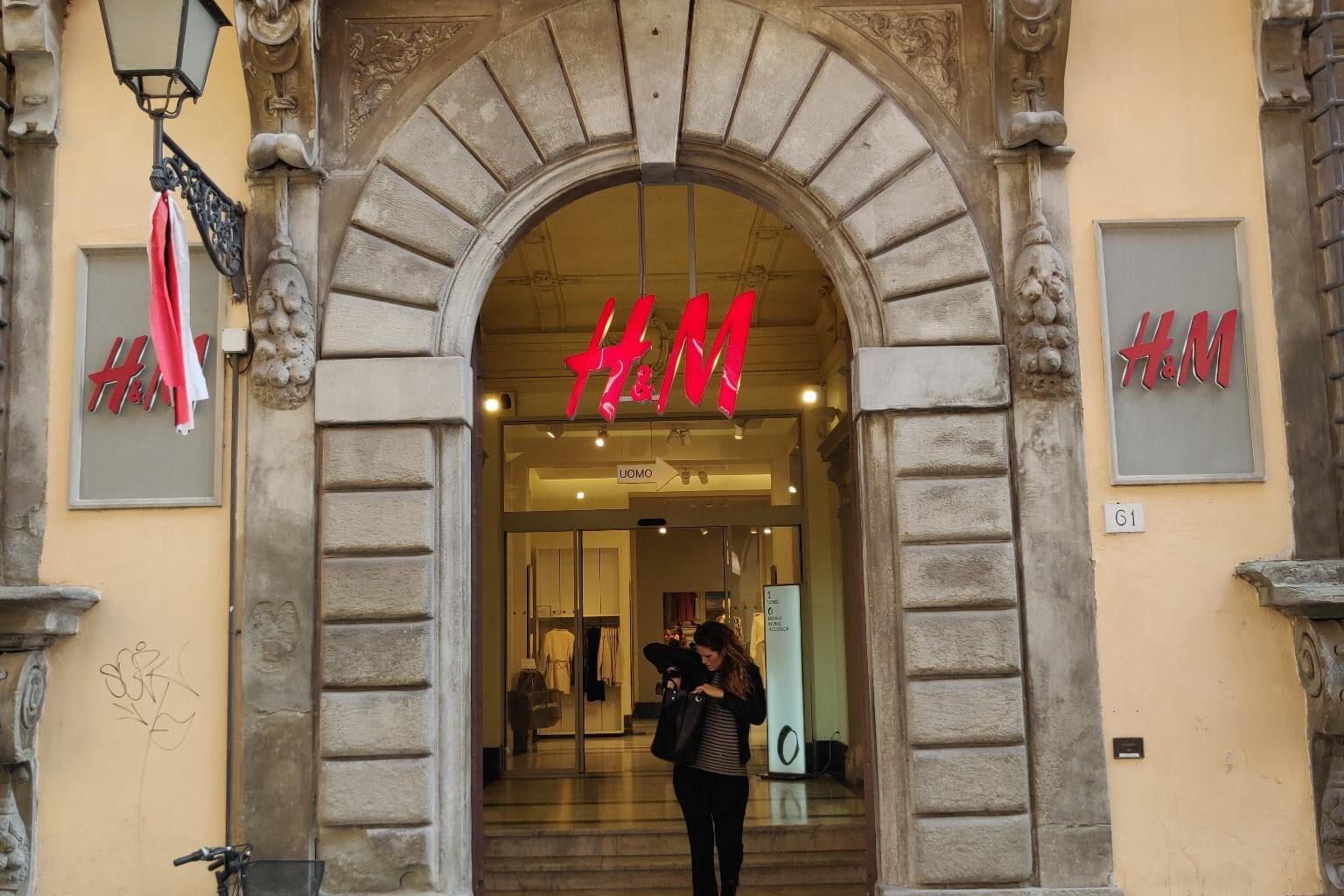Spectacular shop entrance. Pisa, Italy. OC.