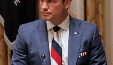 Tohle je taky ko*ot, to je neskutečný. Proč tak trollej? Borec si na jednání se Zelenskym vezme kravatu v barvách ruský vlajky. Je možný, aby se tohle stalo omylem? Asi těžko...