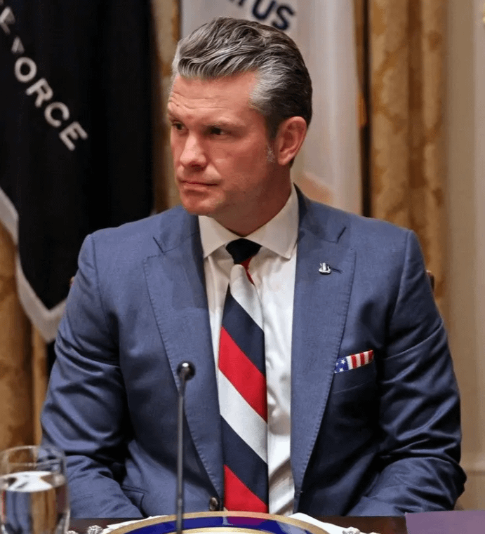 Tohle je taky ko*ot, to je neskutečný. Proč tak trollej? Borec si na jednání se Zelenskym vezme kravatu v barvách ruský vlajky. Je možný, aby se tohle stalo omylem? Asi těžko...