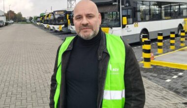 “Wil je zo je kind opvoeden”, vraagt buschauffeur aan vrouw met storende peuter... Wat later is man job kwijt en leggen zijn collega’s werk neer