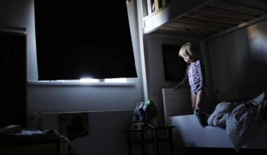 Man kan ikke tale om dårligt opdragede børn uden at tale om forældrenes tidsknaphed - Den moderne familie er fanget i et tempo, hvor børns behov for tid med forældre kolliderer med arbejdsmarkedets krav. Tidsknapheden er ikke et individuelt problem, men et strukturelt svigt