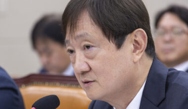 Supreme members of the Democratic Party of Korea, including Chung Chung-rae, floor leader Kim Byung-ki, enter the Supreme Council meeting held at the National Assembly on the 22nd and greet them. 2025.10.22 [Photo = Yonhap News]