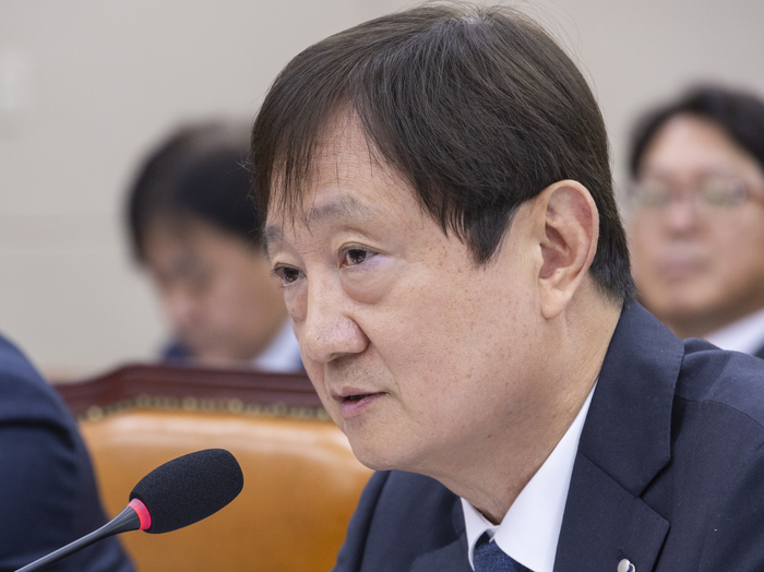 Supreme members of the Democratic Party of Korea, including Chung Chung-rae, floor leader Kim Byung-ki, enter the Supreme Council meeting held at the National Assembly on the 22nd and greet them. 2025.10.22 [Photo = Yonhap News]