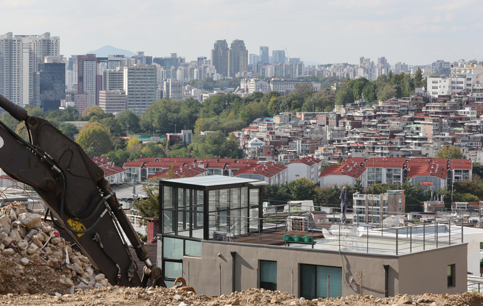 The Democratic Party of Korea is accelerating its drive to expand real estate supply on the 23rd, even suggesting the possibility of easing and abolishing the reconstruction excess profit return system (re-invitation). The photo shows a construction site in Yongsan-gu, Seoul, on the 23rd. [Yonhap News]