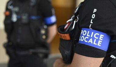 Le brassard bleu permet de reconnaître les agents de la police locale.