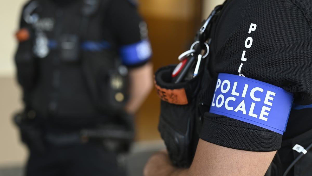 Le brassard bleu permet de reconnaître les agents de la police locale.