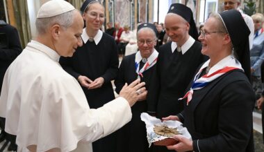 Pope welcomes Russian pilgrims, prays they will be witnesses of hope