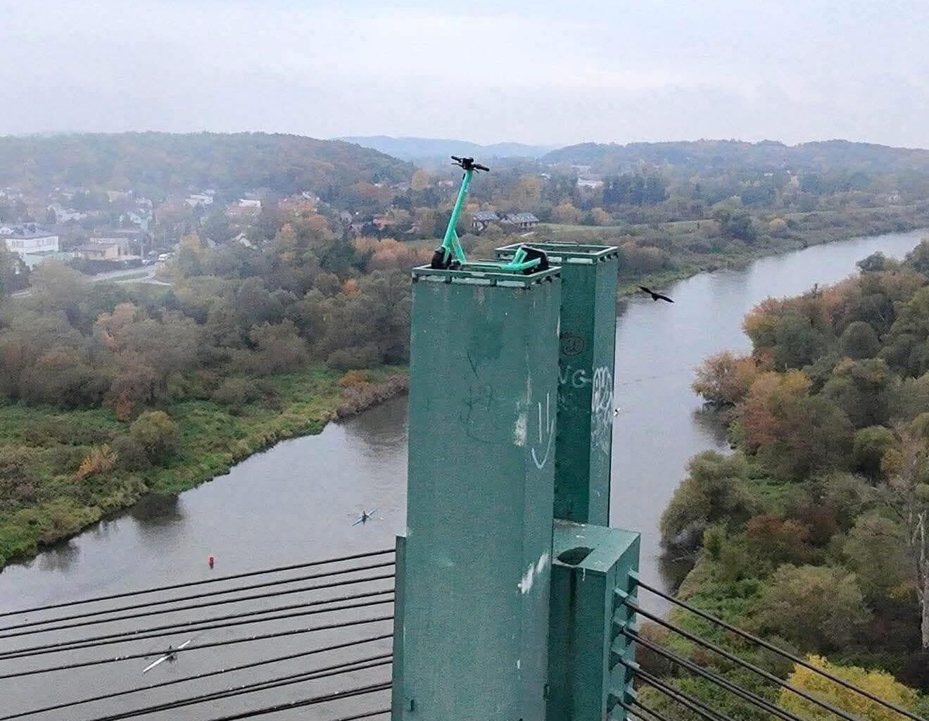 Takový to, když šplháš po mostě a zas zakopneš o elektrokoloběžku.