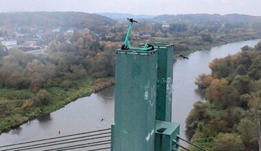 Takový to, když šplháš po mostě a zas zakopneš o elektrokoloběžku.