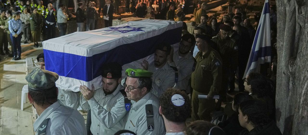 Israelische Soldaten tragen den Sarg einer toten Geisel auf dem Militärfriedhof Mt. Herzl in Jerusalem.