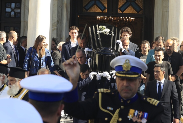 Το φέρετρο του Διονύση Σαββόπουλου τη στιγμή που βγαίνει από τη Μητρόπολη Αθηνών
