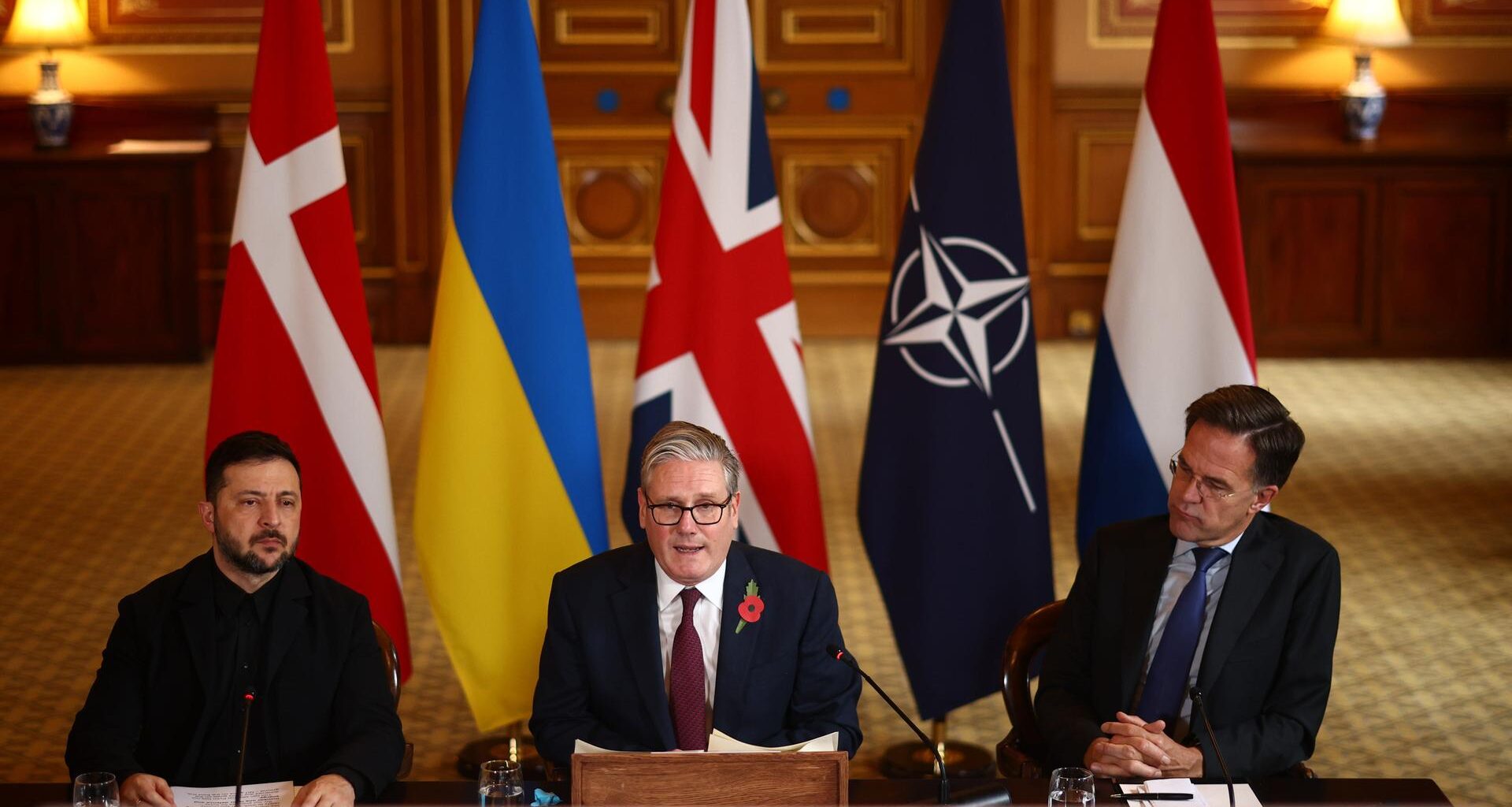Der britische Premierminister Keir Starmer (M), der ukrainische Präsident Wolodymyr Selenskyj (l), dem NATO-Generalsekretär Mark Rutte nehmen per Videoschalte an einem Treffen der "Koalition der Willigen" teil.