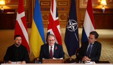Der britische Premierminister Keir Starmer (M), der ukrainische Präsident Wolodymyr Selenskyj (l), dem NATO-Generalsekretär Mark Rutte nehmen per Videoschalte an einem Treffen der "Koalition der Willigen" teil.