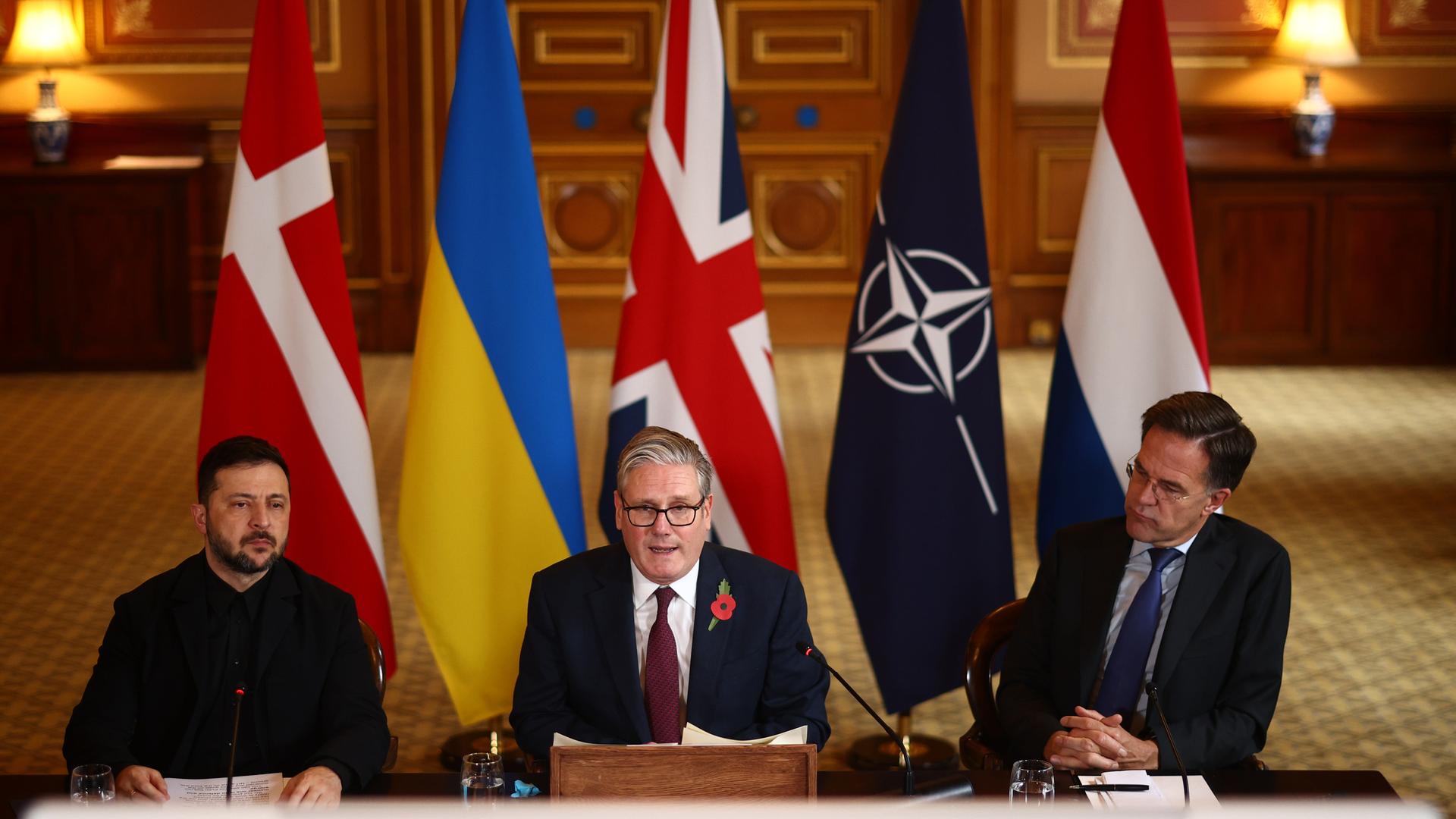 Der britische Premierminister Keir Starmer (M), der ukrainische Präsident Wolodymyr Selenskyj (l), dem NATO-Generalsekretär Mark Rutte nehmen per Videoschalte an einem Treffen der "Koalition der Willigen" teil. Der britische Premierminister Keir Starmer (M), der ukrainische Präsident Wolodymyr Selenskyj (l), dem NATO-Generalsekretär Mark Rutte nehmen per Videoschalte an einem Treffen der "Koalition der Willigen" teil.