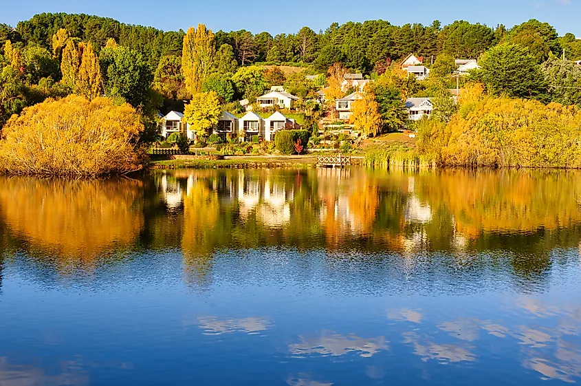 Scenic lakeside houses in the town of Daylesford, Victoria.