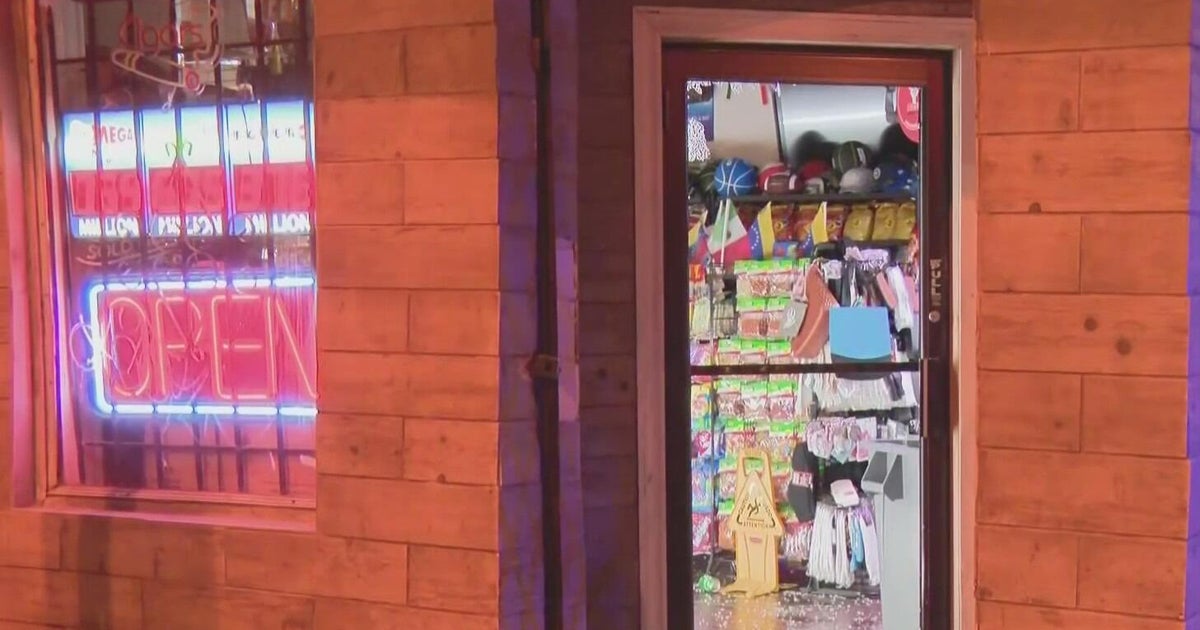 Group of 6 men steal ATM from business on Chicago's West Side