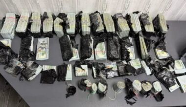 Teancuri de bani, puse pe patru rânduri pe o masă, găsiți de polițiști ascunși într-o mașină