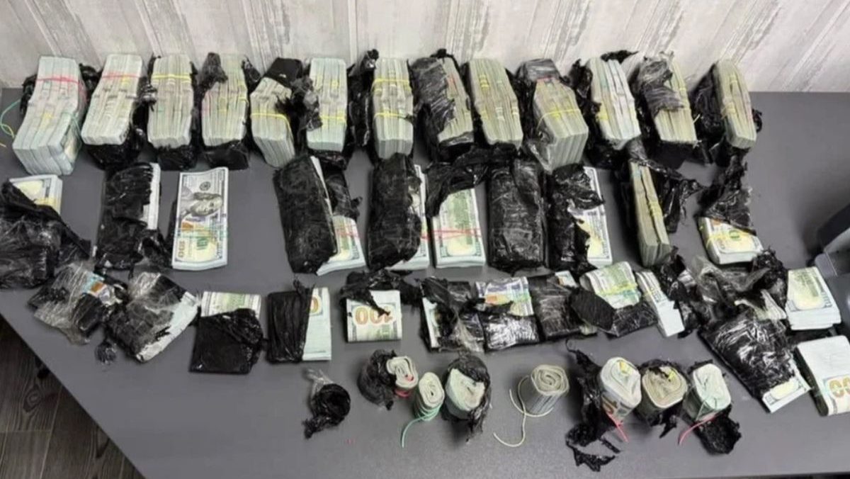 Teancuri de bani, puse pe patru rânduri pe o masă, găsiți de polițiști ascunși într-o mașină