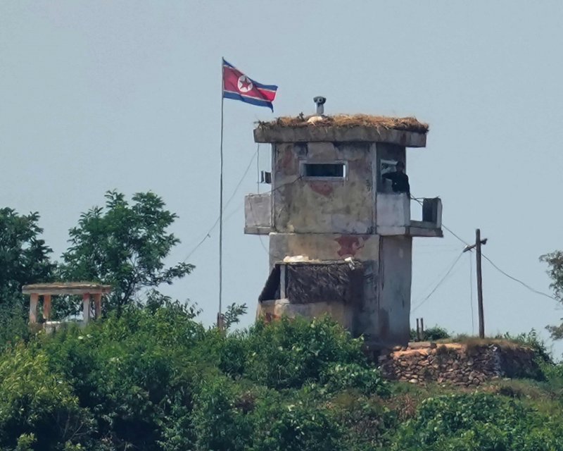 North Korean soldier flees across heavily mined border into South Korea North Korean soldier flees across heavily mined border into South Korea