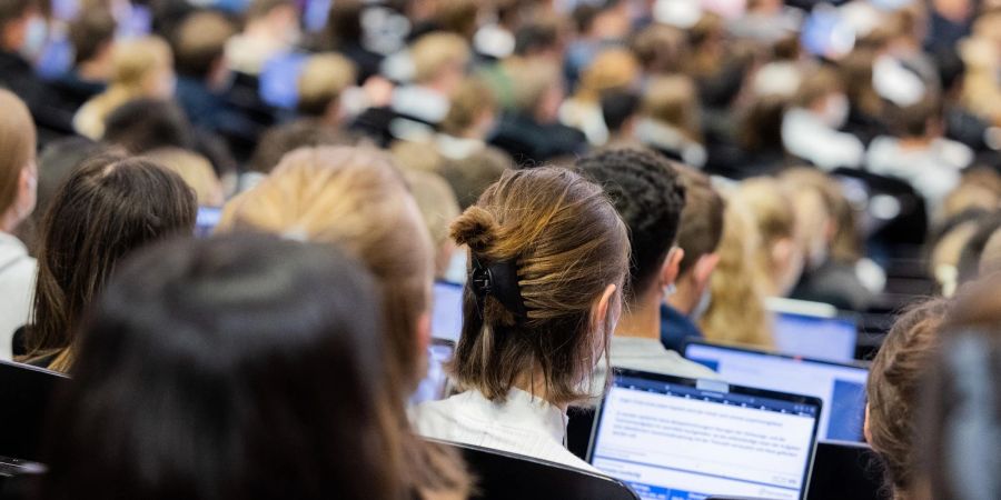 Die Durchführung der geplanten ersten Berufsprüfung ist für Herbst 2026 geplant. (Symbolbild)