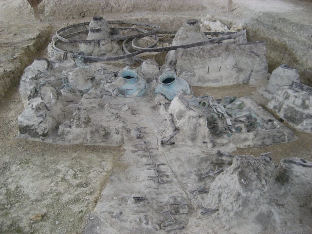 Greece tumulus horses carriages