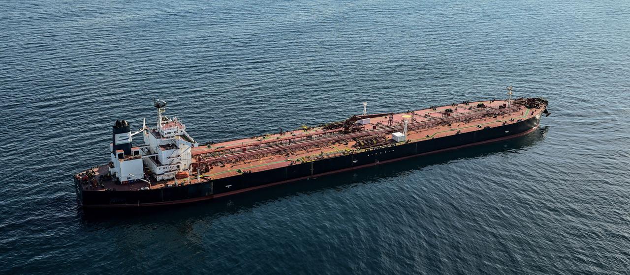 Ein Tanker der so genannten "Schattenflotte" Russlands vor der westfranzösischen Hafenstadt Saint-Nazaire. | dpa Ein Tanker der so genannten "Schattenflotte" Russlands vor der westfranzösischen Hafenstadt Saint-Nazaire.