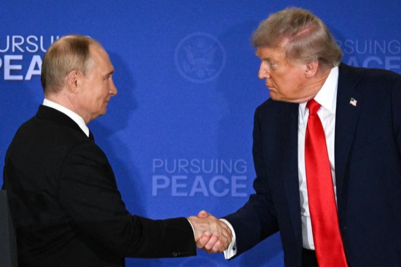 US President Donald Trump (R) and Russian President Vladimir Putin shake hands at the end of a joint press conference in Anchorage, Alaska, on Aug. 15, 2025. (AFP Photo)