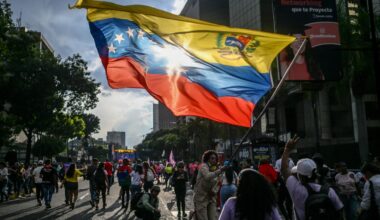 A supporter of Venezuelas President Nicolas Maduro waves a Venezuelan flag during a protest outside the United Nations headquarters in Caracas on October 6, 2025. (AFP Photo)