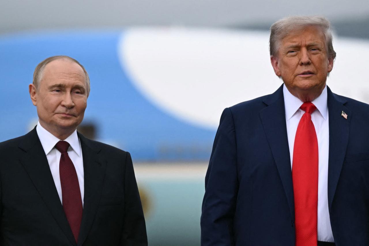 US President Donald Trump (R) and Russian President Vladimir Putin pose on a podium on the tarmac after arrival at Joint Base Elmendorf-Richardson in Anchorage, Alaska, Aug. 15, 2025. (AFP Photo)