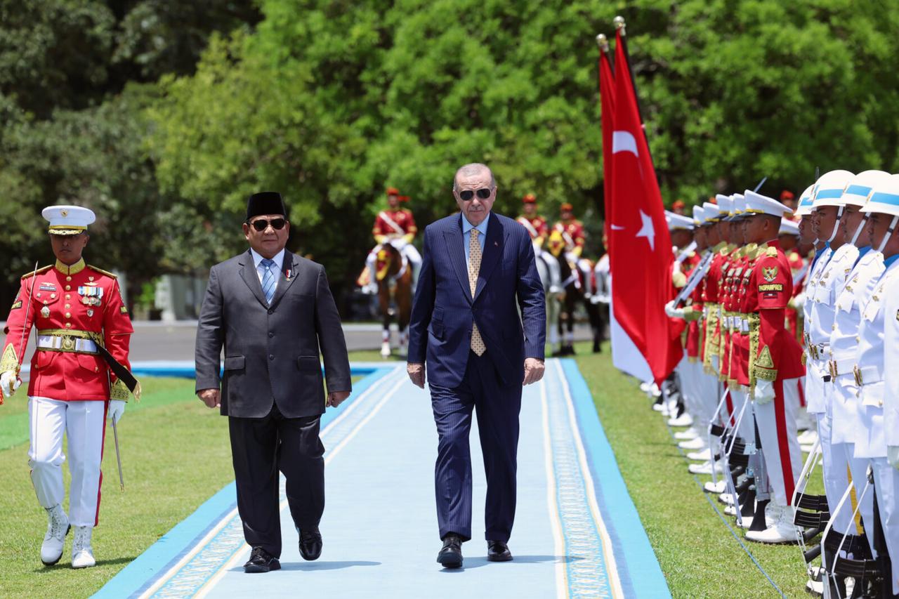 Indonesian President Prabowo Subianto welcomes Turkish President Recep Tayyip Erdogan with an official ceremony upon his arrival in Bogo, Indonesia, on Feb. 12, 2025. (Turkish Presidency / AA Photo)