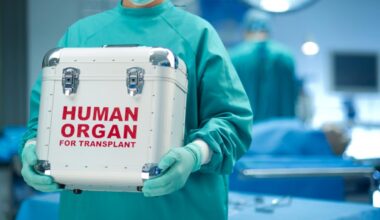 A surgeon holds a box labeled human organ for transplant. (Photo via Yahoo)