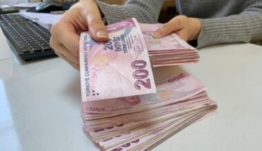 An individual counts 200-lira banknotes at an office in Ankara, Türkiye. (Adobe Stock Photo)