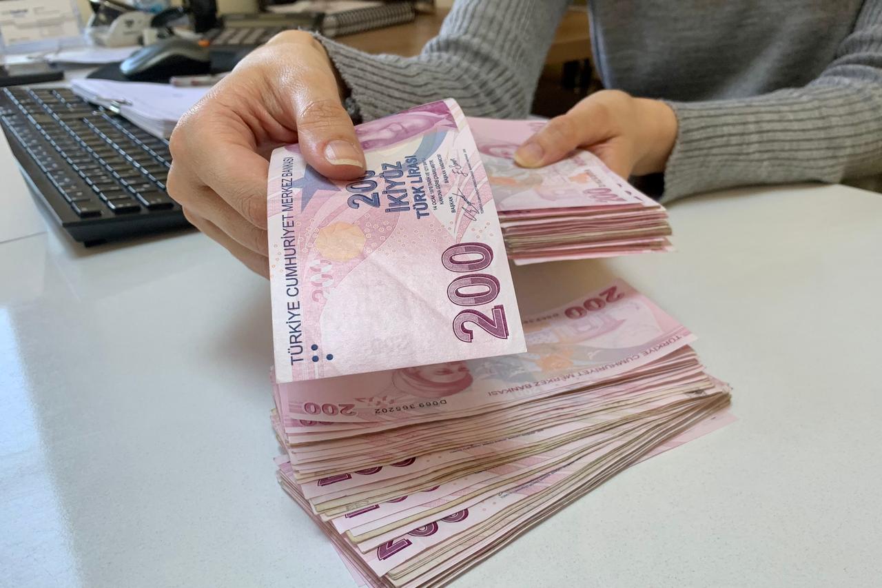 An individual counts 200-lira banknotes at an office in Ankara, Türkiye. (Adobe Stock Photo)